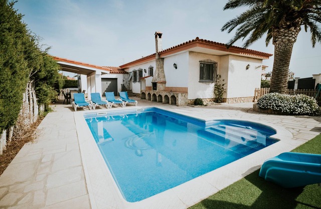 Vacation Home "Llastres" with Mountain View, Private Pool & Wi-Fi