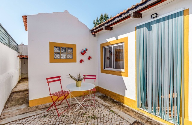 Vacation Home "O Mundo Da Lua - Galinheiro" with Shared Garden & Wi-Fi