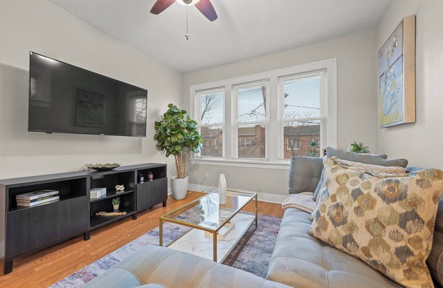 Vacation Home Sleeps 10 w/Game Lounge · 5 mins walk to NYC/EWR Train