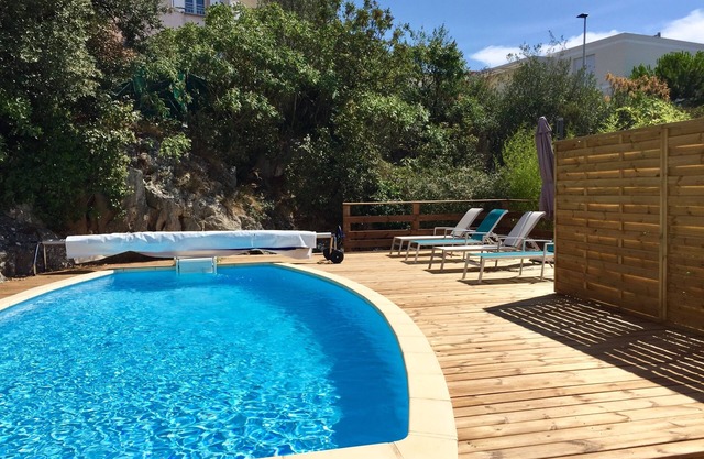 Vacation home with pool and garden just outside Montpellier