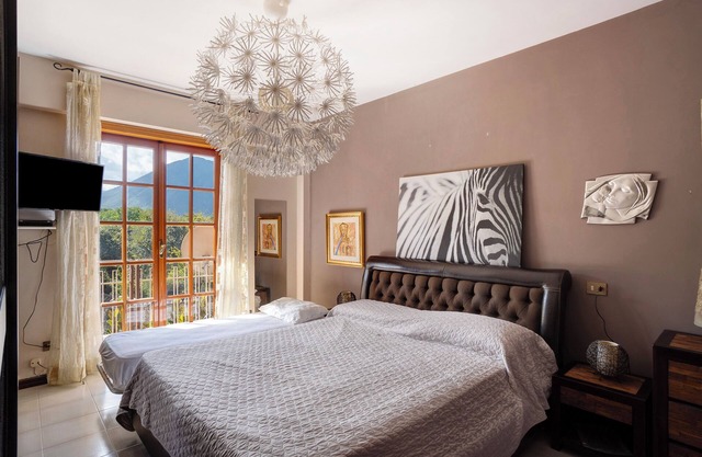 Vacation Home "Casa Vacanza il Noce" with Indoor Pool, 4 Balconies & Wi-Fi