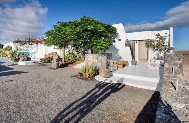 Vacation Studio 'Apartamento La Higuera' with Sea View, Wi-Fi and Air Conditioning