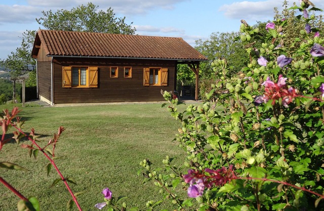 Vacations in Périgord Noir. Private swimming pool. Fishing pond. Nice view.
