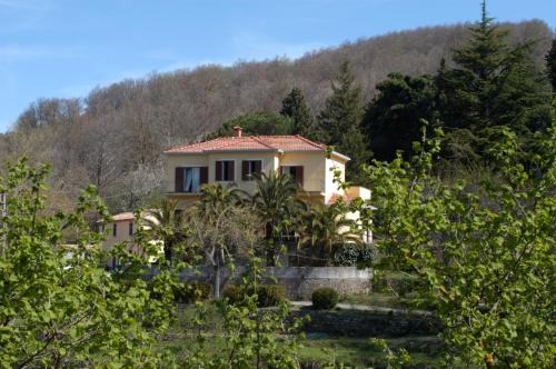 Valle Maira, Agriturismo nel Parco dei Nebrodi
