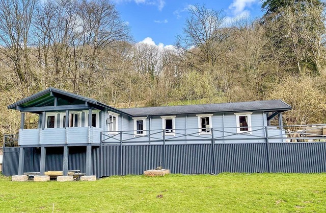 VALLEY LODGE, pet friendly, with a garden in Bampton, Devon