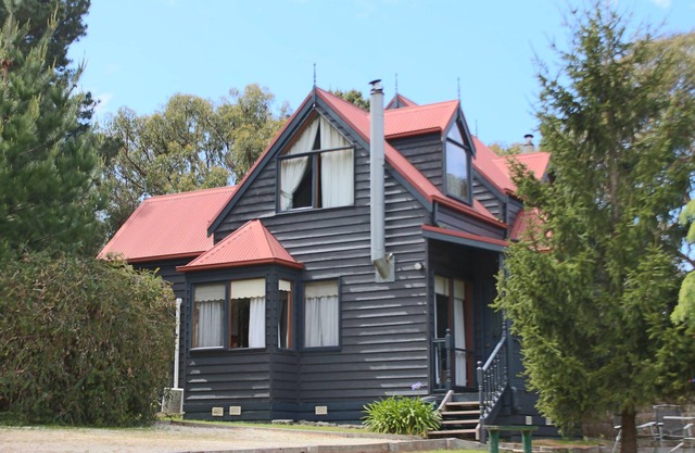 Valley View 1BR Studio cottage (No pets allowed)