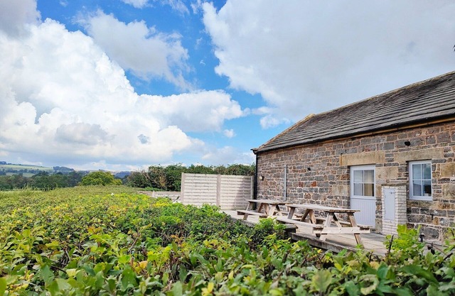 Valley View Barn - LUXURY DETATCHED BARN - DERBYSHIRE - Sleeps up to 14 persons