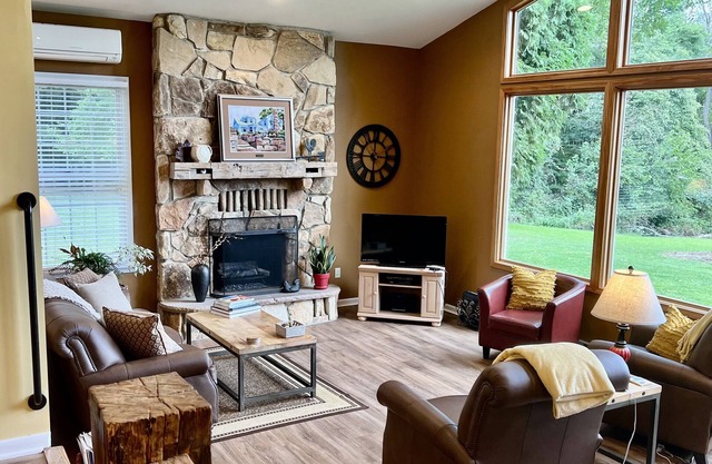 VALLEY VIEW COTTAGE Secluded Mohican Area, Treehouse, Pizza Oven, Pond