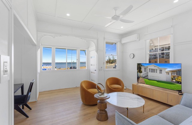 Vandy Beach House. Cosy with direct water views.