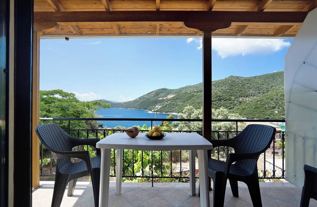 Vardia Studio B with Sea View, Balcony & Wi-Fi