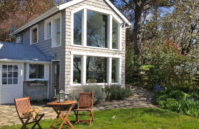 Vashon Island Loft & Beach - Pet Friendly