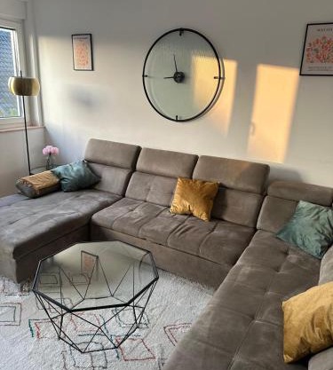 Vaste appartement avec parking gratuit, borne dispo et espace de travail