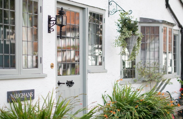 Vaughans of Shere - Stunning central village apartment