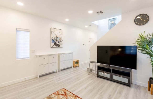 Vegas Small Warm Homestay 3 BR