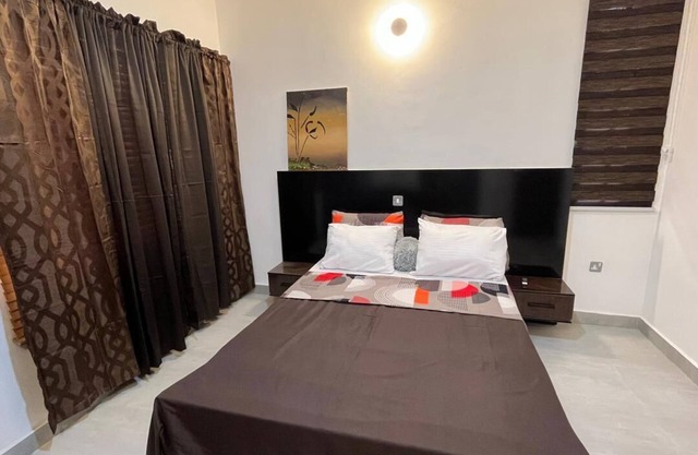 VERDE, Chic 2-bedroom apartment with Wi-Fi and AC in delightful Wuse 2 Abuja