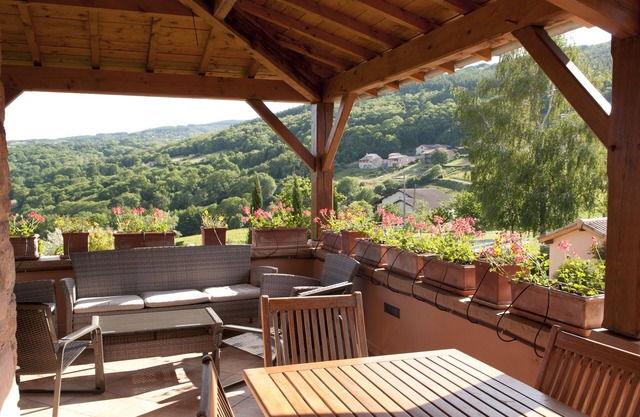 Vergecosse - La Roche 5 Bedroom Farmhouse With Terrace & Access to a Shared Pool