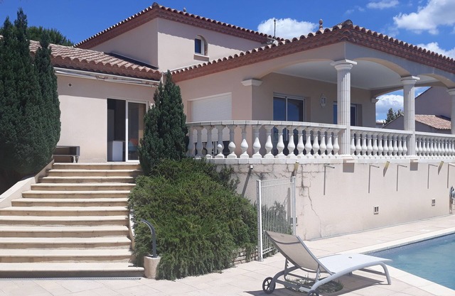 Very beautiful villa any comfort with swimming pool on nice sported ground