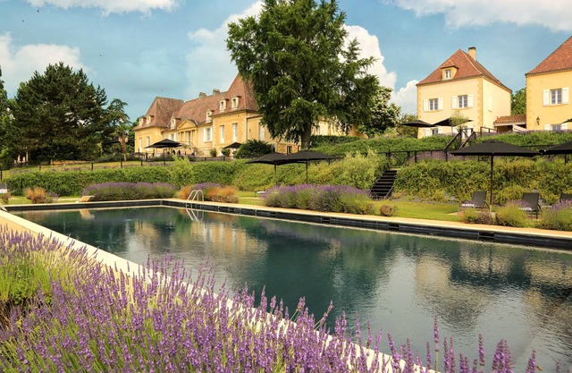 Very beautiful villa with pool on Château les Merles golf course, near Bergerac