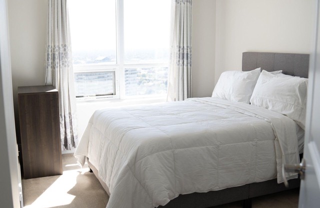 Very cozy large 2/2 Mississauga condo with parking.
