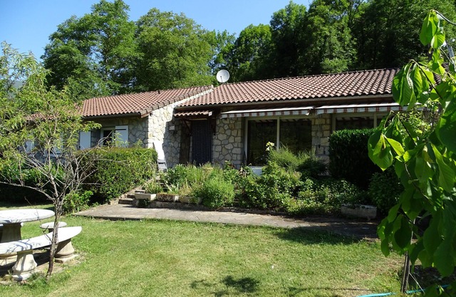 Very friendly bed and breakfast, surrounded by mountains (shower room)