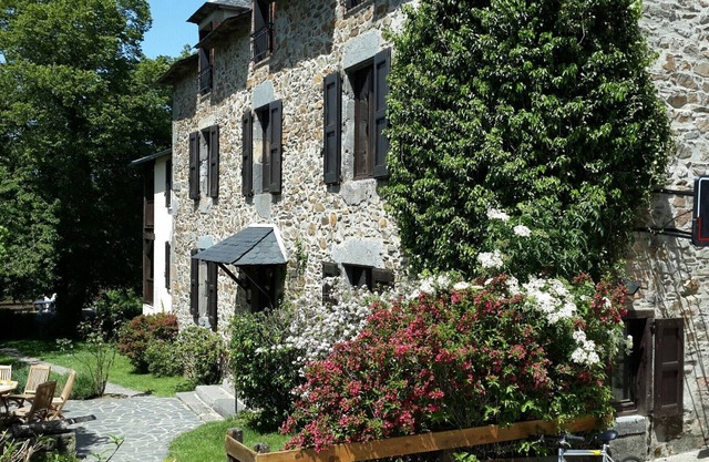Very large 1851 Cantalien house with private swimming pool