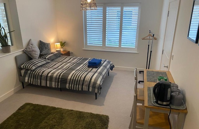 Very Large Double Room with Corner Sofa, Sky TV, Netflix etc, Fridge and Microwave