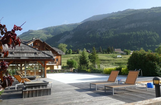 Very nice apartment, on the slopes, with pool and sauna