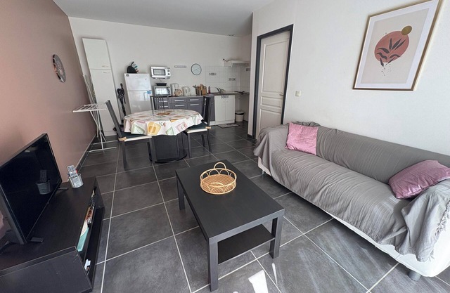 Very nice T2 ground floor with bay window in a quiet area not overlooked
