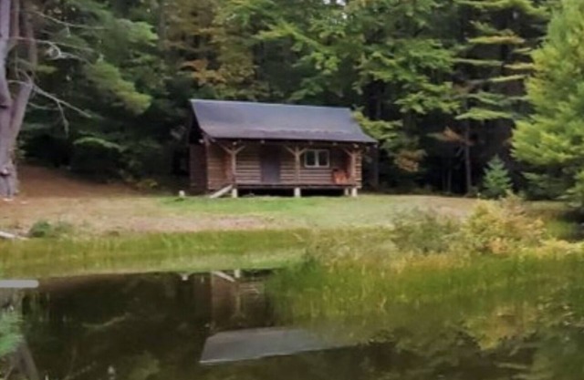 Very private log cabin nestled in the woods to unwind & unplug.