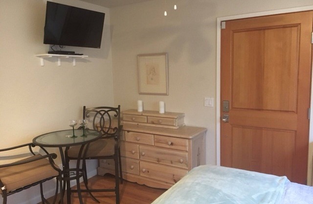 Very quiet and peaceful room with private entrance and private bath