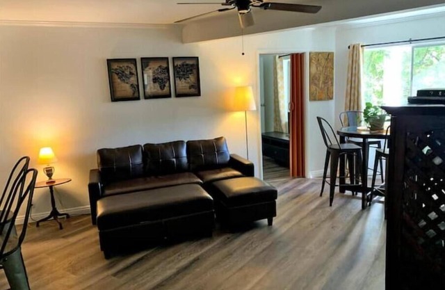 Very Spacious 2BR/1.5BA Guest House, 5 min from LA