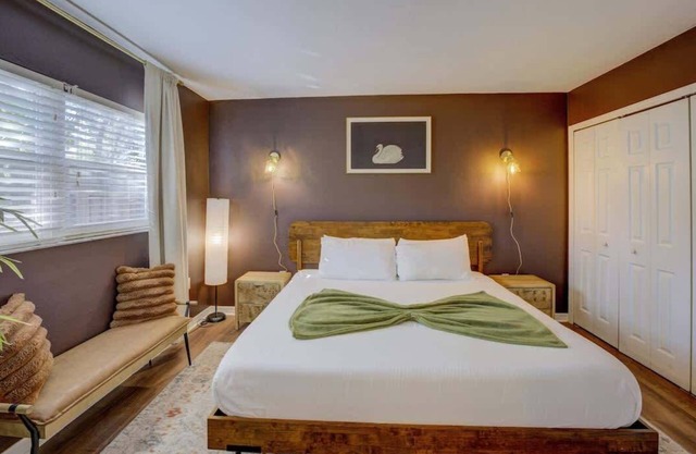 Vibrant Modern Escape, Walk to Dining, Near Beach