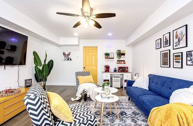 ⚡️Vibrant Moderne Basement Suite w/Private Driveway ⚡️