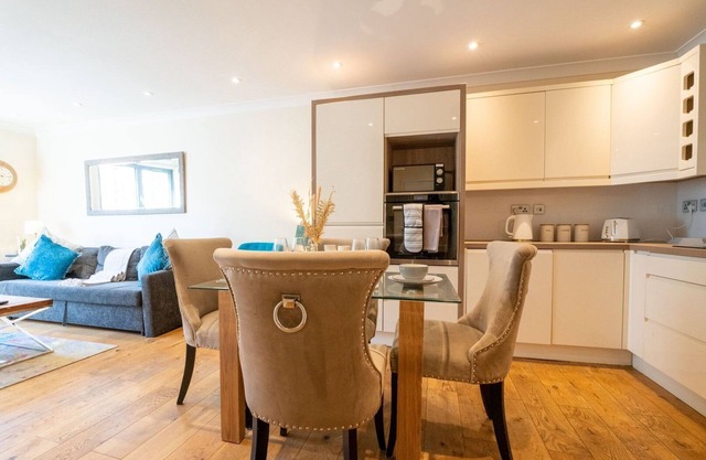 Vibrant Old City 2BR Apartment - Full Kitchen WiFi