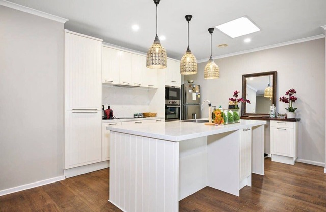 Vibrant Townhouse Retreat: Balcony Bliss Awaits!