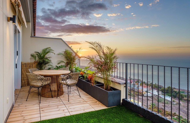 Victoria Dreamhouse - 2BR Seaviews Terrace