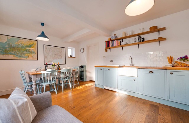 Victoria Cottage - Three Bedroom House, Sleeps 6