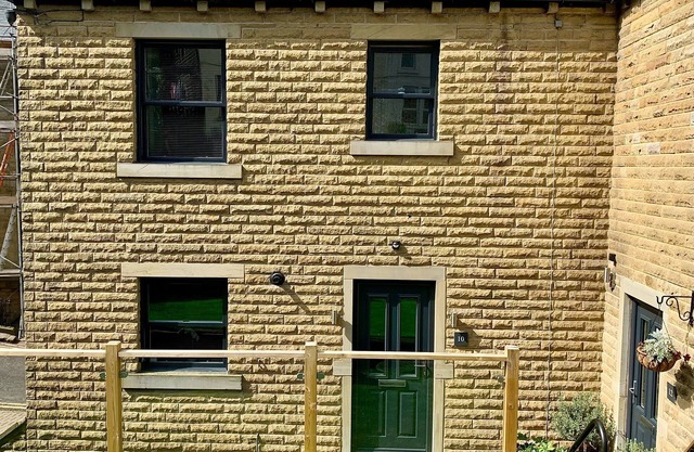VICTORIA HOUSE, family friendly, with a garden in Holmfirth