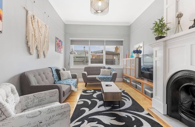 Victorian Charm meets Modern Ease near Lake and CBD
