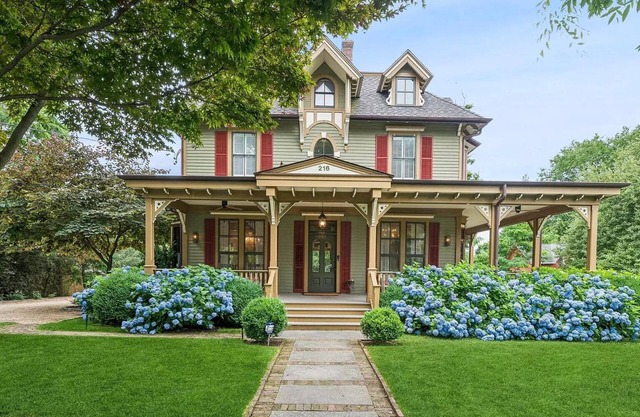 Victorian Retreat Sleeps 12 with Pool, Gym, Near Water/Town/Train to NYC