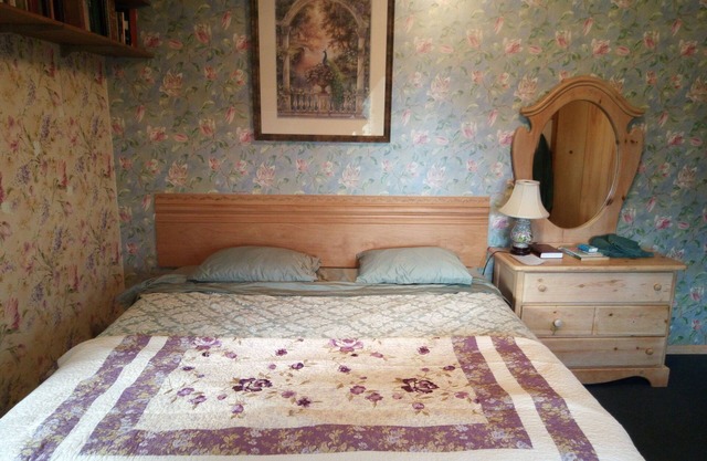 Victorian Room @ Hungry Moose Bed and Breakfast