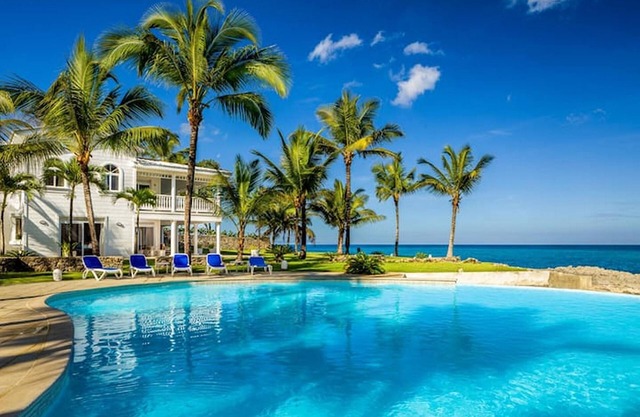Victorian-style oceanfront villa with pool, 4 bedrooms