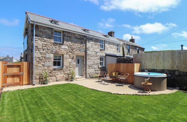 VICTORY VIEW, pet friendly, with hot tub in Pendeen