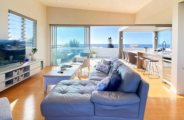 Views Beach, Lake & Dunes -The Entrance Nth. Enjoy hot tub & 80m stroll to beach