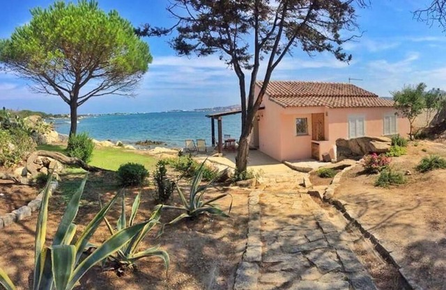 Villa 1 mt sea in private pine forest