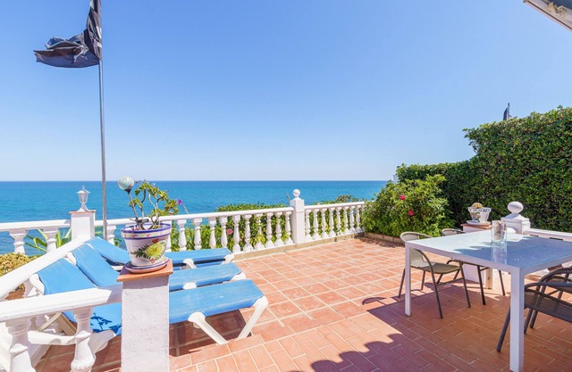 Villa '12 House In Front Of The Sea' with Sea View, Wi-Fi and Air Conditioning