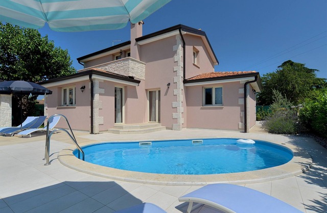 Villa 1924/23637 (Istria - Poreč), 3500m from the beach