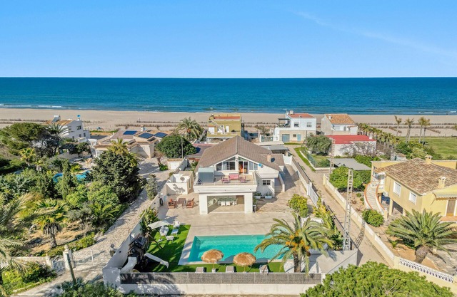 Villa 1ª Linea Cudei close to the Beach with Pool & Wi-Fi