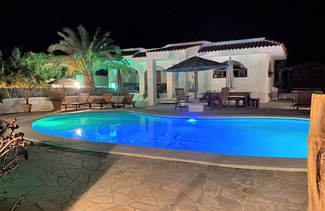 Villa 1ºQuality in Natural Park, Biliard, Table-Tennis, Jacuzzi, Beaches, Sunset