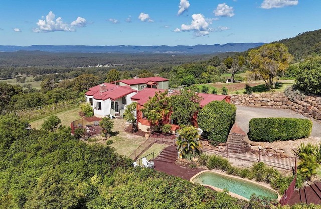 Villa 3 @ Bimbadeen Estate - Split level villa with views that stretch on forever - just for 2!